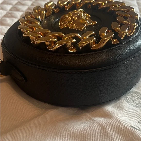 ✨Versace Black and Gold Shoulder Bag✨ - Picture 5 of 12